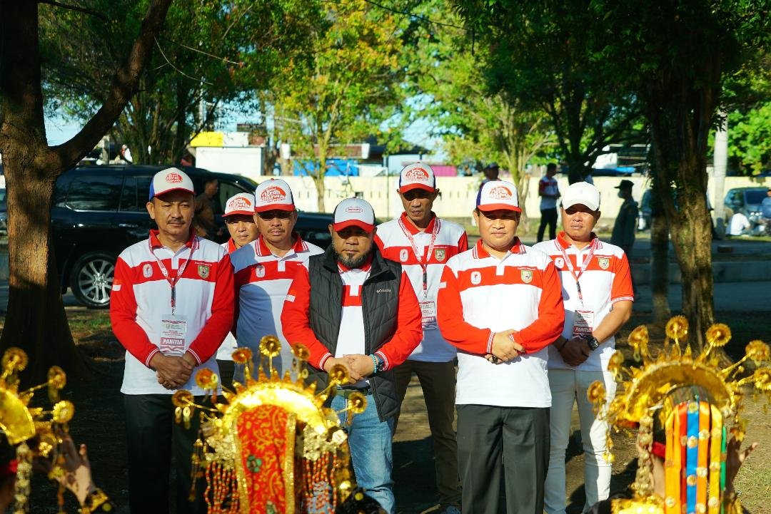 JPD Gubernur Helmi Hasan Gubernur Bengkulu, Helmi Hasan didampingi Pj Sekda Herwan Antoni foto bersama usai membuka Jambore Pemuda Daerah se- Bengkulu tahun 2025 di sport senter Pantai Panjang, Bengkulu, Senin 21 Juli 2025.(Foto/Ist)