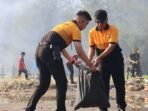 Kapolda Bersihkan Pantai Bengkulu Kapolda Bengkulu, Irjen Pol Mardiyono bersama Forkopimda Kota Bengkulu menggelar kegiatan bersihkan Pantai Zakat dalam upaya mempercantik kawasan objek wisata andalan Bengkulu ini.(Foto/Ist)