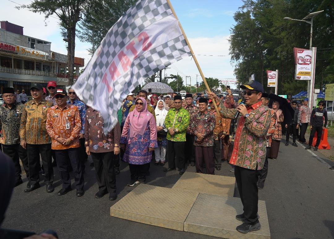 Pj Sekda Bengkulu, Herwan Antoni melepas peserta Karnaval Barik Besurek dalam rangka memeriahkan Festival Tabut 2025.(Foto/Ist)