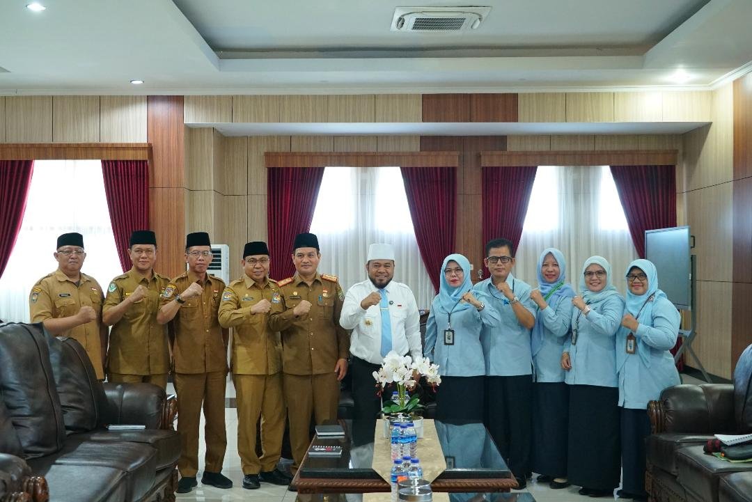 Direktur Poltikes Bengkulu dan jajaran bersilaturahmi dengan Gubernur Bengkulu Helmi Hasan di kantor Pemprov Bengkulu baru-baru ini.(Foto/Ist)