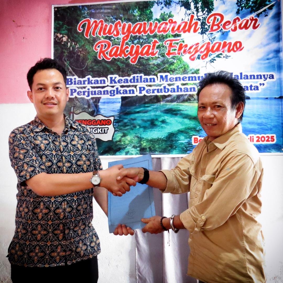 Musda Adat Enggano 1 Salah seorang perwakilan masyarakat Enggano menyerahkan hasil musyawarah besar masyarakat Enggano kepada pengacara untuk mengajukan gugatan atas kelalian pemerintah terhadap masyarakat di pulau terluar ini. (Foto/Walhi Bengkulu)