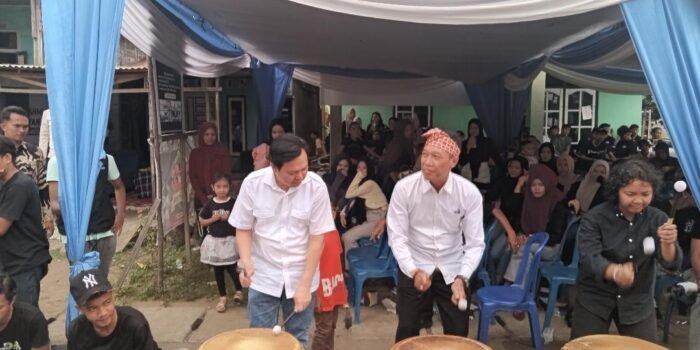 Ketua DPD RI, Sultan B Najamudin (kiri) menambuh dol ketika berkunjung ke salah satu sanggar seni budaya di Pasar Bengkulu, Kecamatan Teluk Segera, Kota Bengkulu.(Foto/Ist)