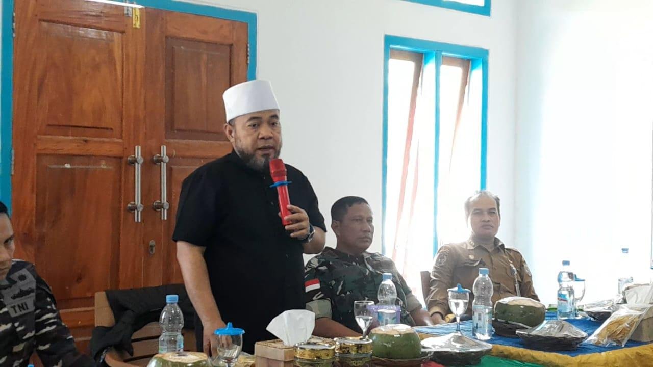 Gubernur Bengkulu, Helmi Hasan sambangi warga Desa Banjarsari saat berkunjung ke Enggano, pekan ini.(Foto/Ist)