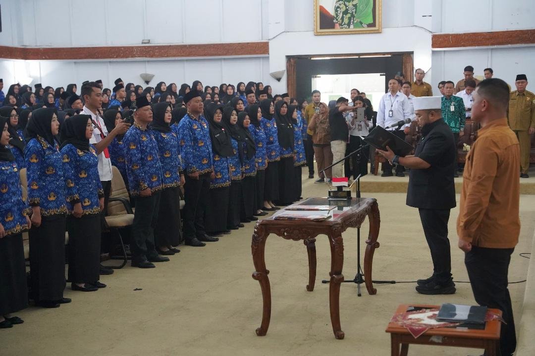 Gubernur Bengkulu, Helmi Hasan melantik ratusan pejabat fungsional ASN dan PPPK di lingkup Pemprov Bengkulu, Senin 14 Juli 2025.(Foto/Ist)