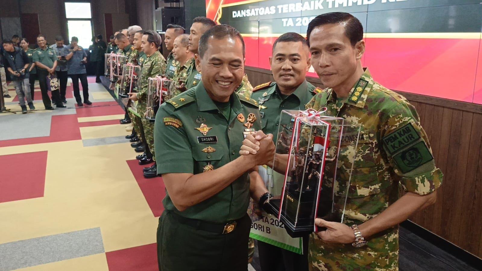 Bupati Kaur, Gusril Pausi menerima pengharagaan TMMD tahun 2025 dari Markas Besar TNI Angkatan Darat (Mabesad) Jakarta, Kamis 10 Juli 2025.(Foto/Ist)