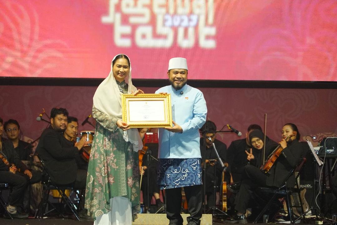 Penghargaan Wamen Pariwisata Wakil Menteri Pariwisata, Ni Luh Enik Ermawati serahkan penghargaan kepada Gubernur Bengkulu Helmi Hasan pada acara penutupan Festival Tabut 2025, Sabtu 5 Juli 2025 malam.(Foto/Ist)