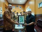 Direktur Operasional Pertamina Geohtermal Energy (PGEO), Ahmad Yani memberikan cintra mata kepada Gubernur Bengkulu Helmi Hasan usai beraudensi dengan Gubernur Bengkulu, Selasa 15 Juli 2025.(Foto/Ist)
