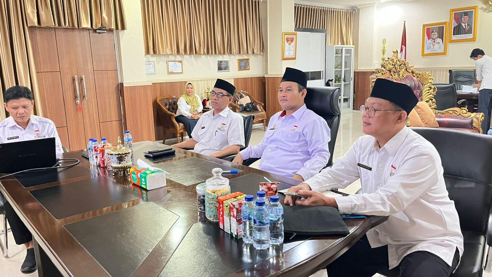 Rapat Daring Persiapan Lauching Koperasi MP Pj Sekdaprov Bengkulu, Herwan Antoni (tengah) mengikuti rapat daring dengan pejabat Kemendagri terkait persiapan launching Koperasi Merah Putih serentak se- Indonesia oleh Presiden RI, Prabowo Subianto pada Senin 21 Juli 2025.(Foto/Ist)