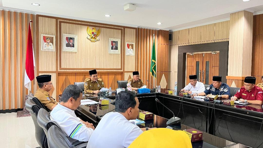 Pj Sekda Bengkulu, Herwan Antoni pimpin rapat persiapan kunjungan Gubernur Helmi Hasan ke Enggano pekan depan.(Foto/Ist)