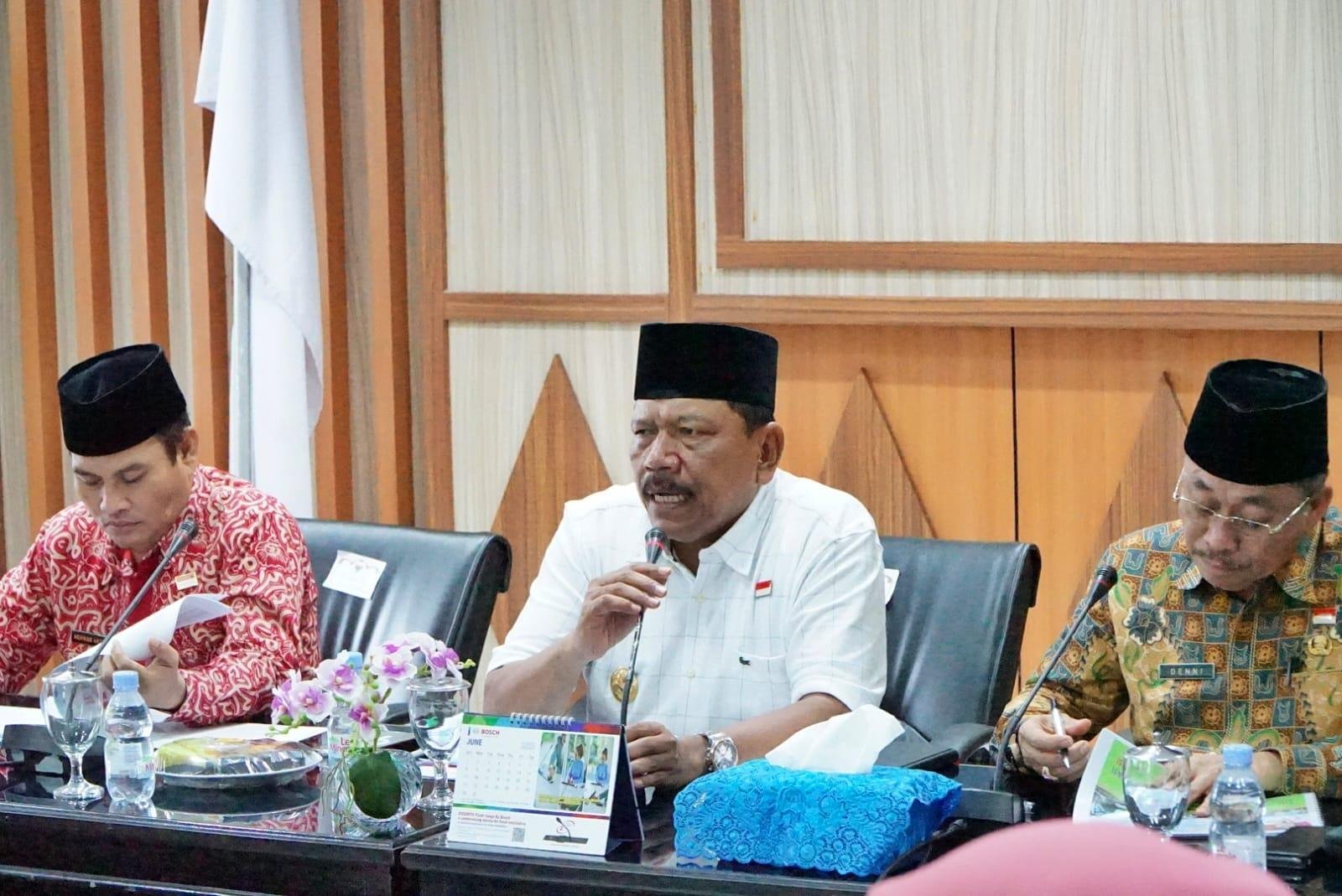 Wagub Bengkulu Mian (tengah) pimpin rapat bahas program kerja bantu rakyat.(Foto/Ist)