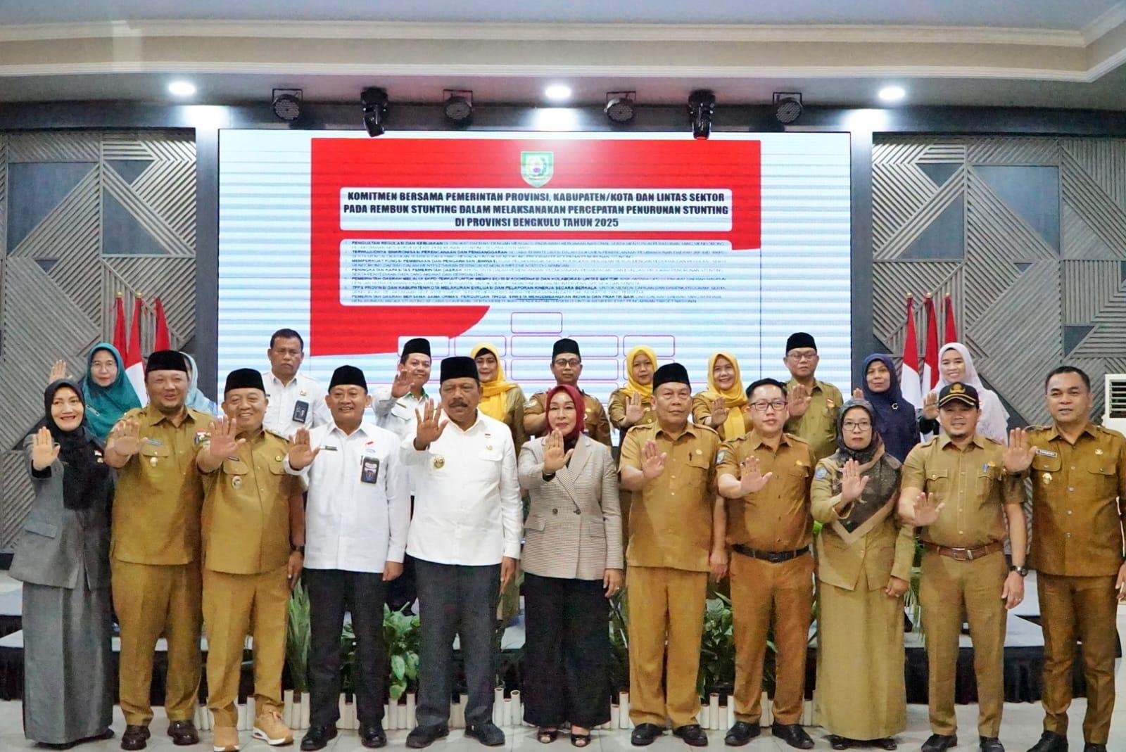 Rembuk Stunting Wagub Mian Wagub Mian foto bersama usai menghadiri Rembuk Stunting bersama pihak terkait dan anggota DPR-RI dari dapil Bengkulu, Ny Eko Mian, Senin 21 Juli 2025.(Foto/Ist)