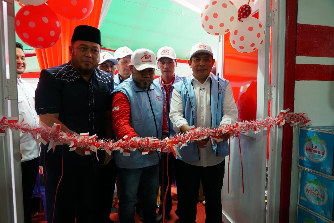 Resmikan Koperasi Gubernur Bengkulu, Helmi Hasan didampingi Wali Kota Bengkulu,m Dedy Wahyudi (kanan) dan Ketua DPRD kota Bengkulu, Hermanto mengunting pita meresmikan pembutukan ribuan koperasi merah putih se-Bengkulu.(Foto/Ist)