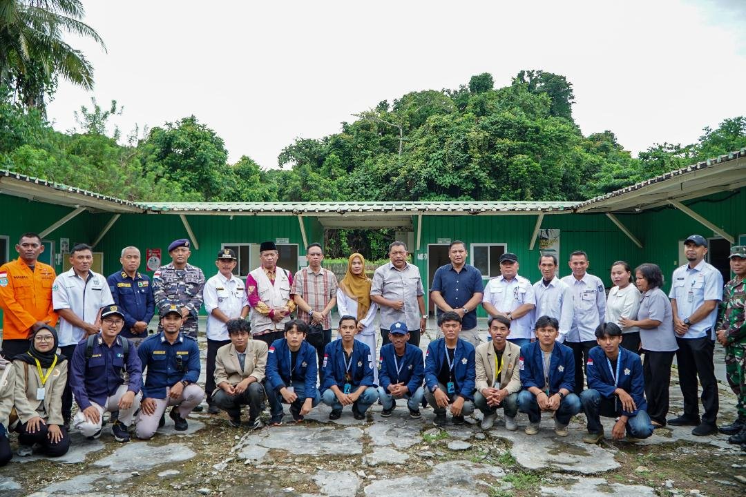 Wagub Bengkulu, Mian foto bersama ASN dan mahasiswa Unib KKN ketika mengunjungi sarana pendidikan di Pulau Enggano, Rabu 9 Juli 2025.(Foto/Ist)