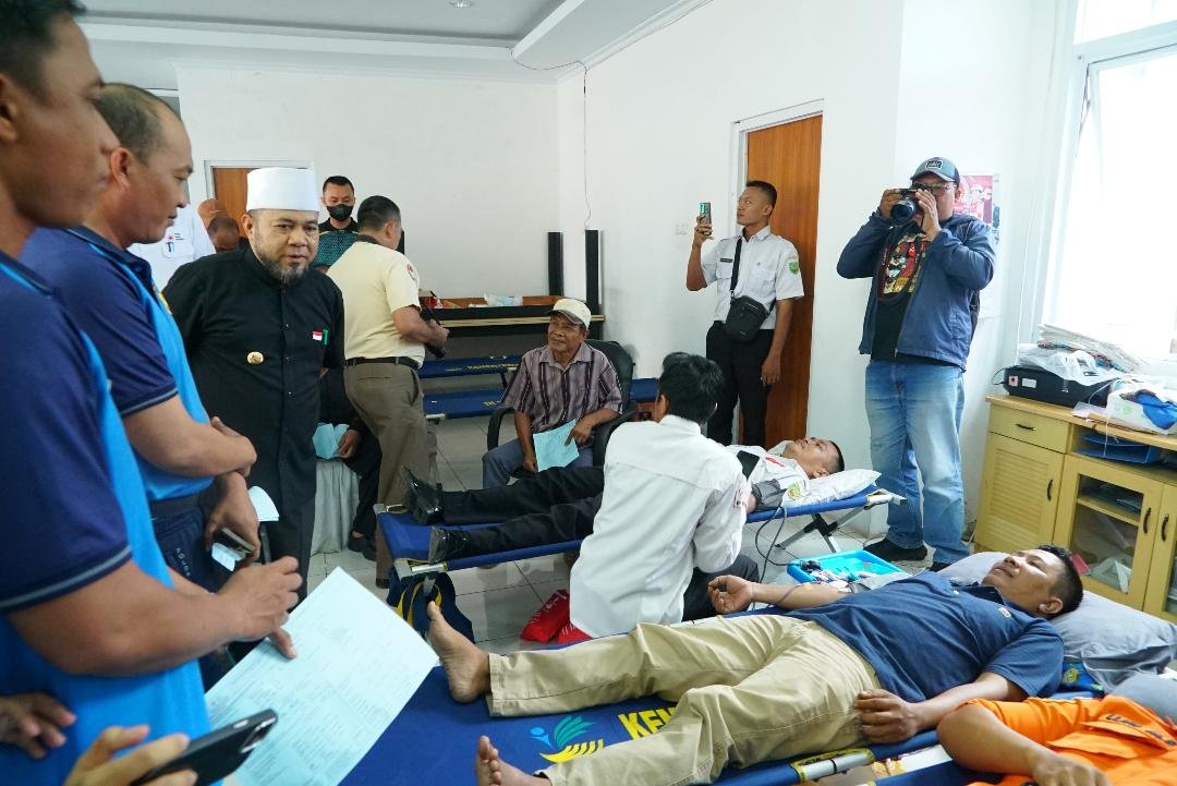 Saksikan Donor Darah Gubernur Bengkulu Helmi Hasan saksikan donor darah di Markas PMI Provinsi Bengkulu, Selasa 15 Juli 2025.(Foto/Ist)