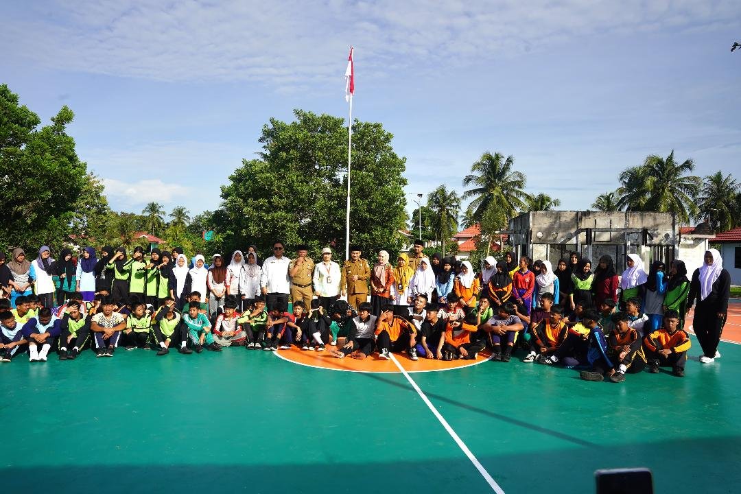 Sekolah Rakyat Sekdaprov Bengkulu, Herwan Antoni foto bersama guru dan siswa Sekolah Rakyat pada hari pertama masuk sekolah tahun ajaran baru 2025-2026.(Foto/Ist)