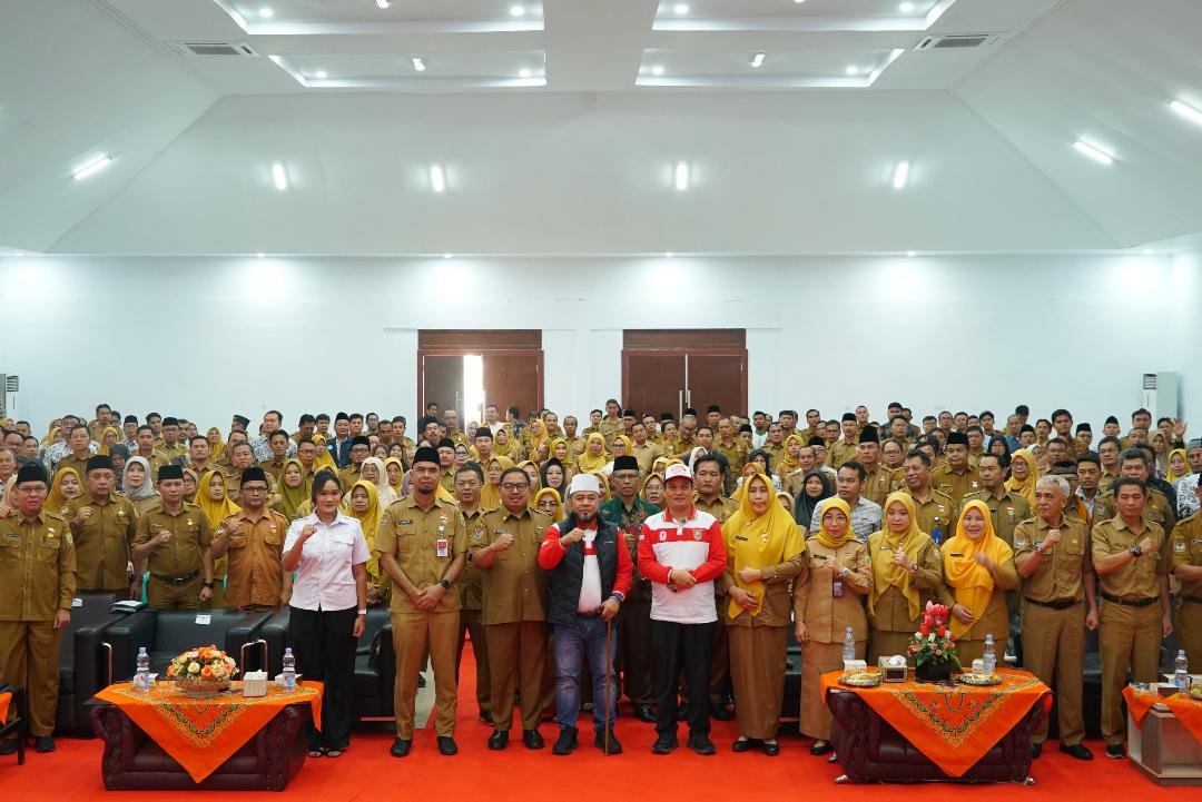 Sekolah Wajib Dukung MBG Gubernur Bengkulu, Helmi Hasan foto bersama usai memberikan pengarahan pada rapat koordinasi bersama para Kepala SMA, SMK, dan SLB se-Provinsi Bengkulu, di Aula Dinas Pendidikan dan Kebudayaan Provinsi Bengkulu, Senin 21 Juli 2025.(Foto/Ist)