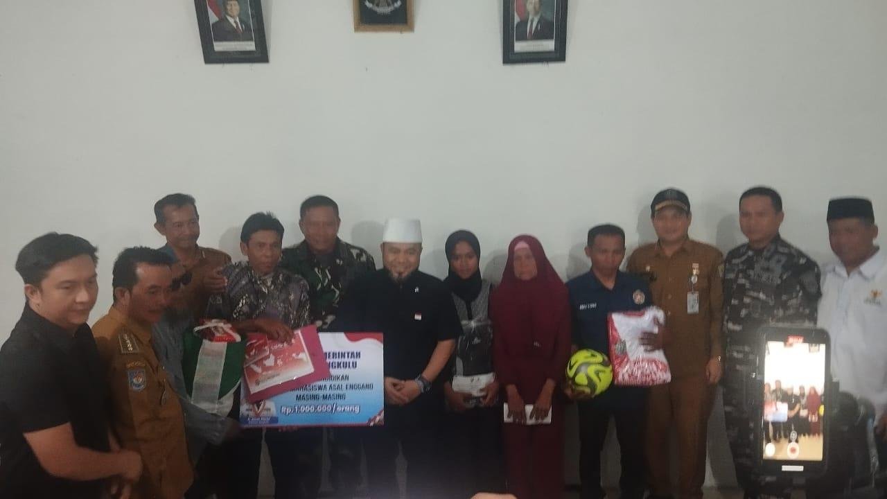 Serahkan Sumbangan Enggano Gubernur Bengkulu, Helmi Hasan memberikan sumbangan kepada masyarakat Desa Banjarsari ketika berkunjung ke Enggano, Bengkulu Utara pekan ini.(Foto/Ist)