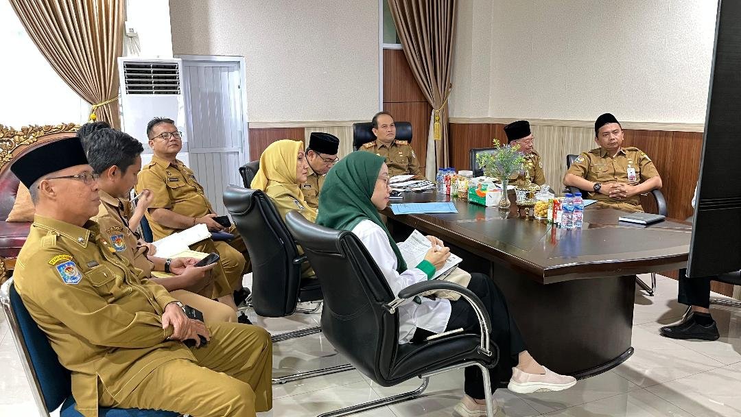 Pj Sekda Herwan Antoni didampingi sejumlah pejabat Pemprov Bengkulu mengikuti rapat koordinasi dengan Kemenko Infrastruktur terkait Inpres Enggano.(Foto/Ist)