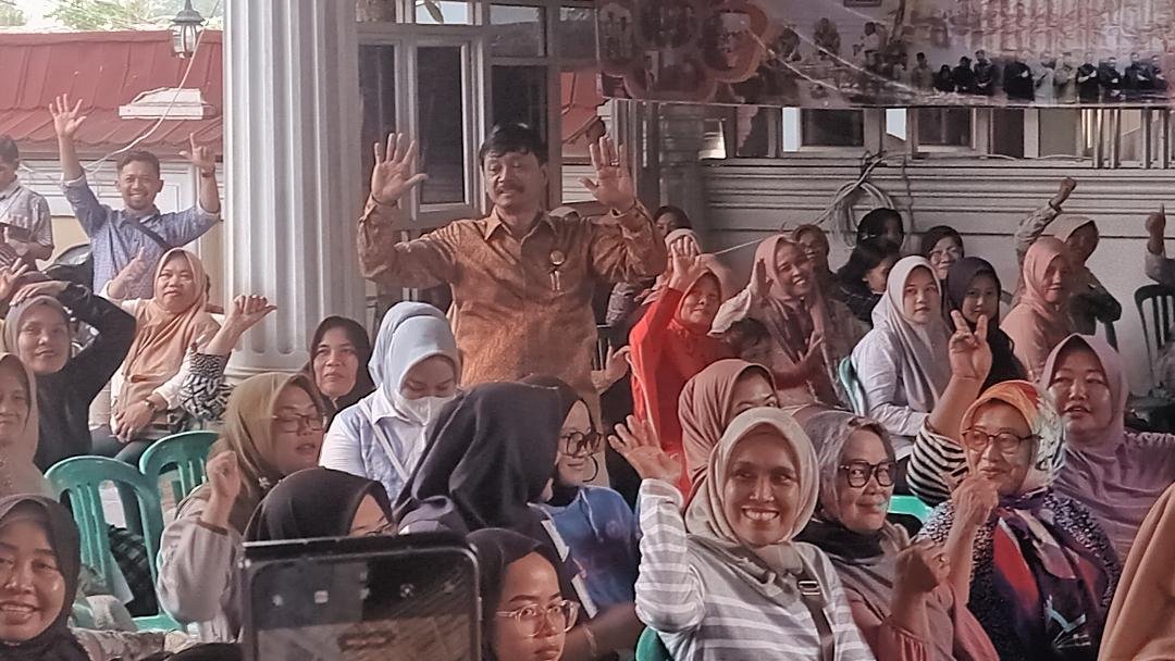 Anggota DPRD Provinsi Bengkulu, Suharto foto bersama masyarakat saat menggelar reses di dapil Kota Bengkulu, Kamis 3 Juli 2025.(Foto/Ist)