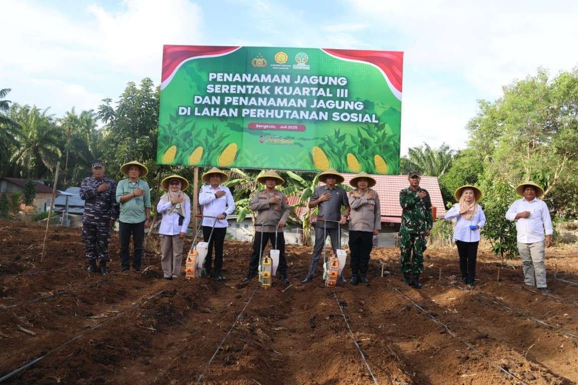 Tanam Jagung di Benteng Kapolda Bengkulu, Irjen Pol Mardiyono, Wabup Benteng, Tarmizi dan pejabat lainnya melaksanakan tanan jagung serentak nasional di wilayah Bengkulu Tengah.(Foto/Ist)