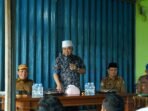 Temui Kornban Gempa Gubernur Bengkulu, Helmi Hasan didampingi Wali Kota Bengkulu, Dedy Wahyudi (kiri) dan Pj Sekda Bengkulu, Herwan Antoni memberikan sambutan ketika mengunjungi korban gempa di Perumahan Raflesia Betungan.(Foto/Ist)