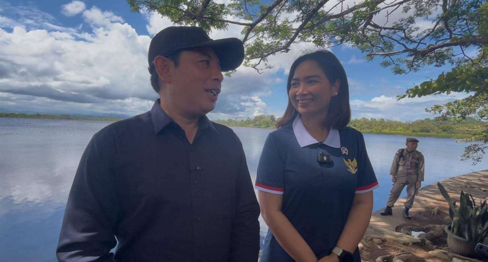 Wamen Pariwisata RI, Ni Luh Puspa (kanan) didampingi Wali Kota Bengkulu, Dedy Wahyudi mengunjungi objek wisata DDTS, Minggu 6 Juli 2025.(Foto/Ist)