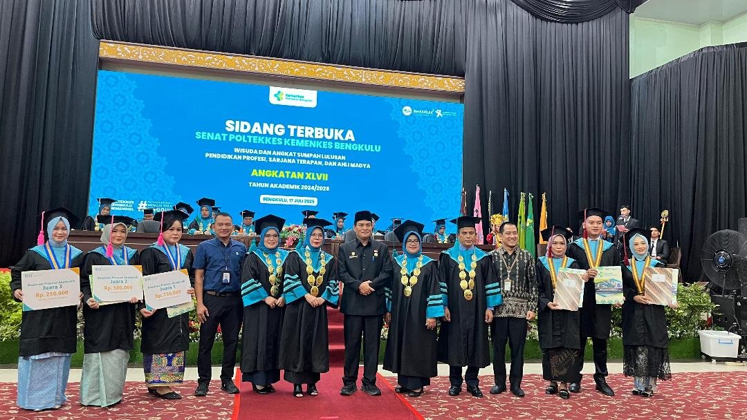 Wisuda Poltikes Pj Sekda Bengkulu, Herwan Antoni foto bersama dosen dan wisudawan saat menghadiri wisuda Poltikes Bengkulu.(Foto/Ist)