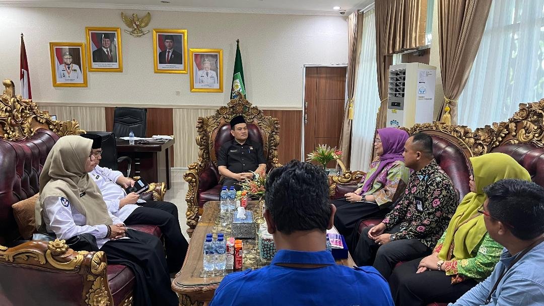 Pj Sekda Bengkulu, Herwan Antoni menerima audensi Kepala Balai Kantor Bahasa dan rombongan di ruang kerjanya, Rabu 6 Agustus 2025.(Foto/Ist)