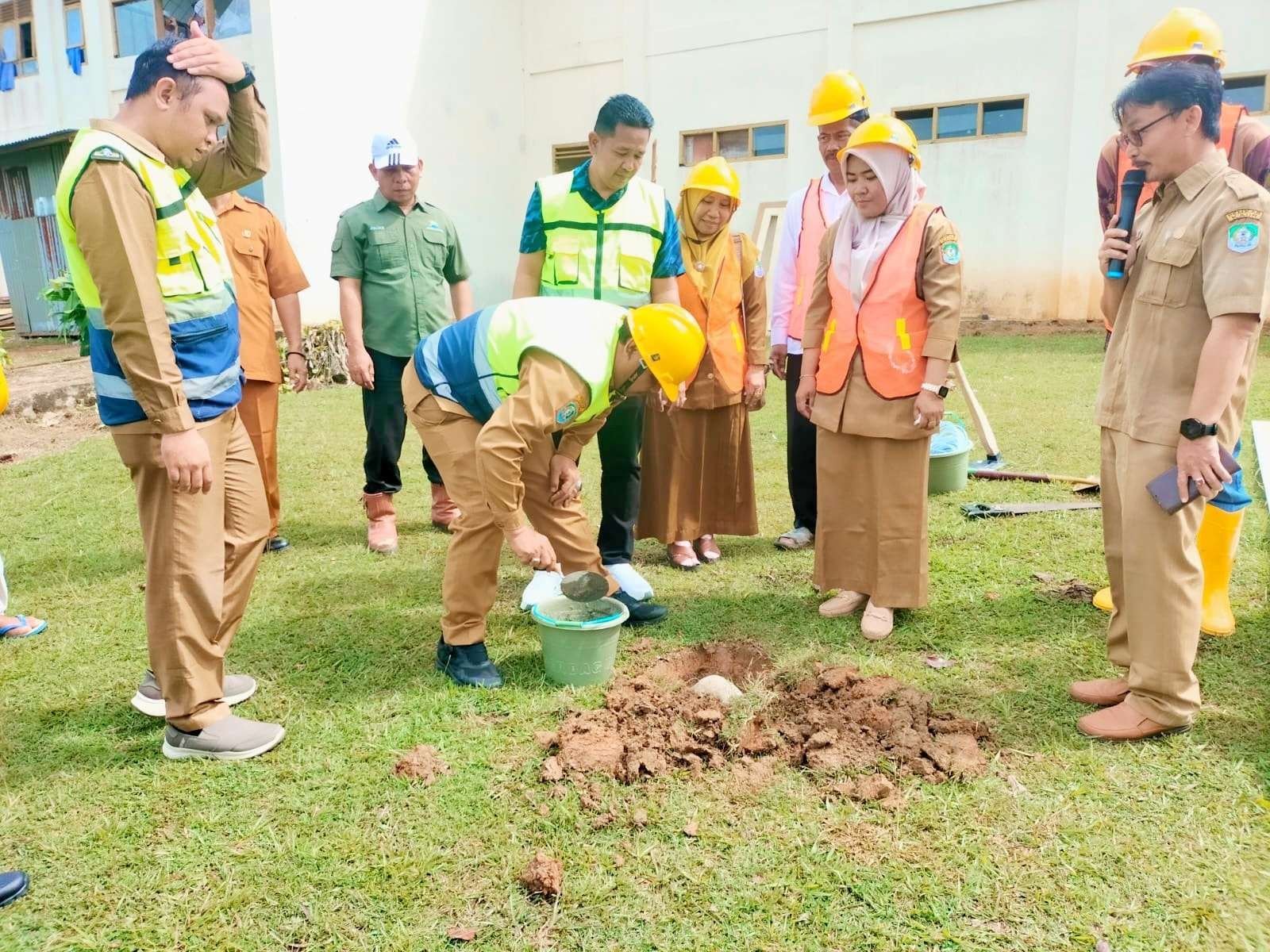 Batu Pertama Perbaikan Sekolah di Kaur Pejabat Disdikbud Kaur melakukan peletakan batu pertama pembangunan ruang kelas baru di salah satu SMP Negeri di daerah ini.(Foto/Ist)