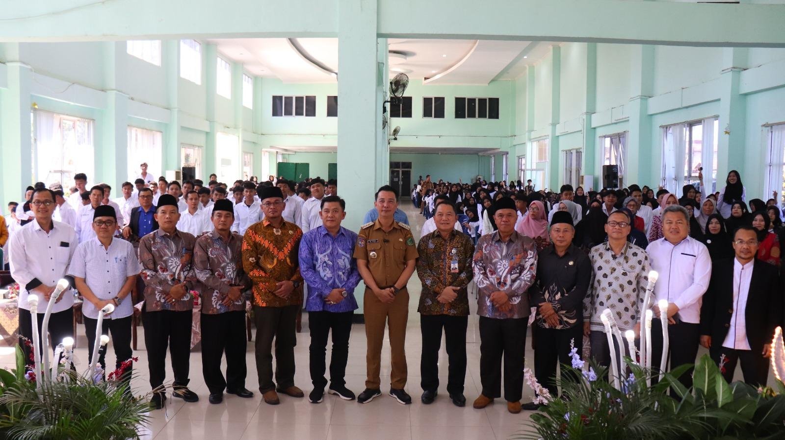 Bupati Fikri Bupati Rejang Lebon, M Fikri menghadiri kuliah Iftitah sementer ganjil di kampus IAIN Curup menghadirkan pembicara Kepala Pwk Bank Indonesia Bengkulu, Wahyu Yuwana Hidayat berikan edukasi peran bank sentral.(Foto/Humas BI)