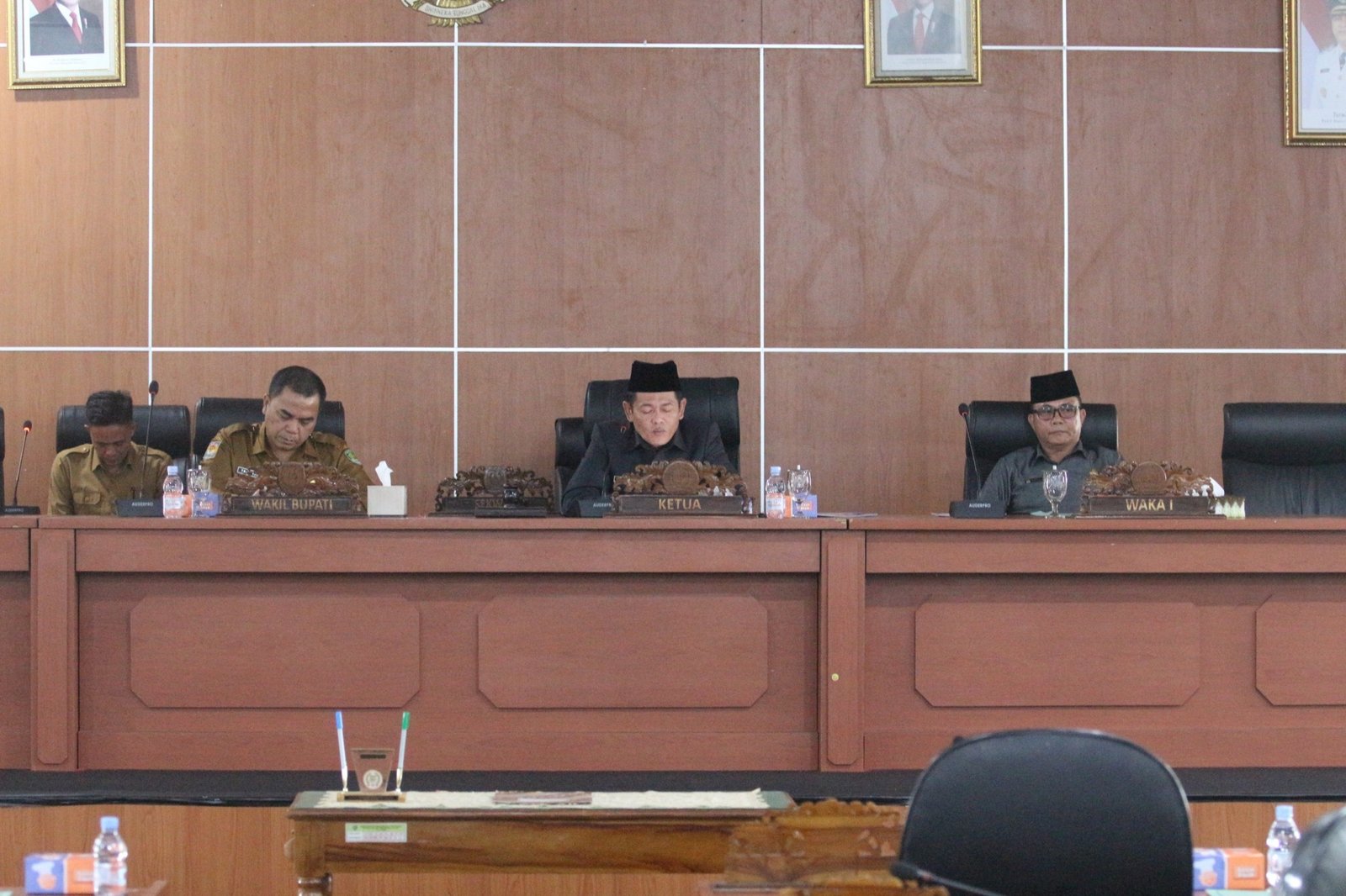 Ketua DPRD Bengkulu Tengah, Fepi Suheri (Tengah), didampingi Wabup, Tarmizi dan Wakil Ketua II DPRD setempat, Feri Haryadi memimpin rapat paripurna persetujuan Raperda Pertanggungjawaban APBD 2024 dan RPJMD tahun 2025-2029.(Foto/Ist)