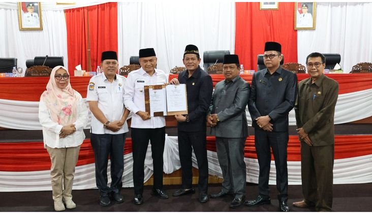 Ketua DPRD Bengkulu Tengah, Fepi Suheri dan Bupati Rachmat Riyanto telah menandatangani nota kesepatan KUPA dan P-PPAS tahun anggaran 2025 melalui rapat paripurna DPRD setempat pada 14 Agustus 2025.(Foto-foto/MC)