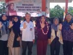 DPRD Komisi IX Eko Mian Anggota Komisi IX DPR-RI dapil Bengkulu, Eko Kurnia Ningsih (kalong bunga) foto bersama pada acara sosialisasi Program Bangga Kencana bersama BKKBN Bengkulu di Kecamatan Putri Hijau, Bengkulu Utara.(Foto HB/Ids)