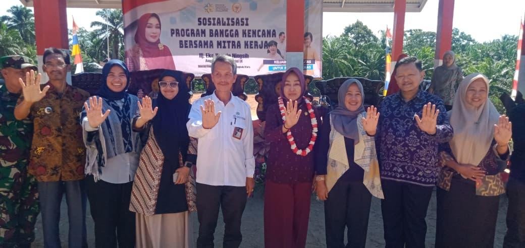 Anggota Komisi IX DPR-RI dapil Bengkulu, Eko Kurnia Ningsih (kalong bunga) foto bersama pada acara sosialisasi Program Bangga Kencana bersama BKKBN Bengkulu di Kecamatan Putri Hijau, Bengkulu Utara.(Foto HB/Ids)
