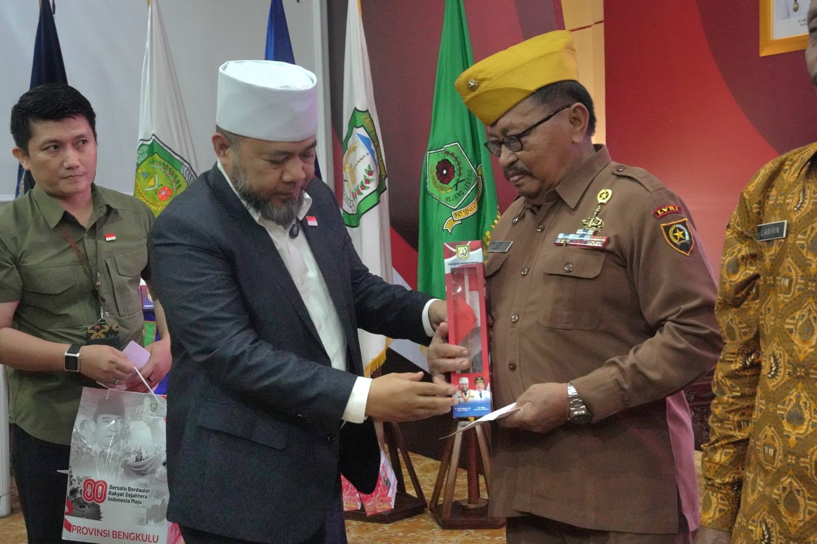 Gubernur Bengkulu, Helmi Hasan menyerahkan bantuan kepada sejumlah veteran di Bengkulu.(Foto/Ist)