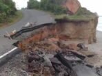 Jalan Ambrol di Bengkulu Utara Eks jalan nasional ruas Urai-Ketahun di Bengkulu Utara ambrol akibat dampak dari ambrasi pantai yang ada di sekitarnya.(Foto/Ist)