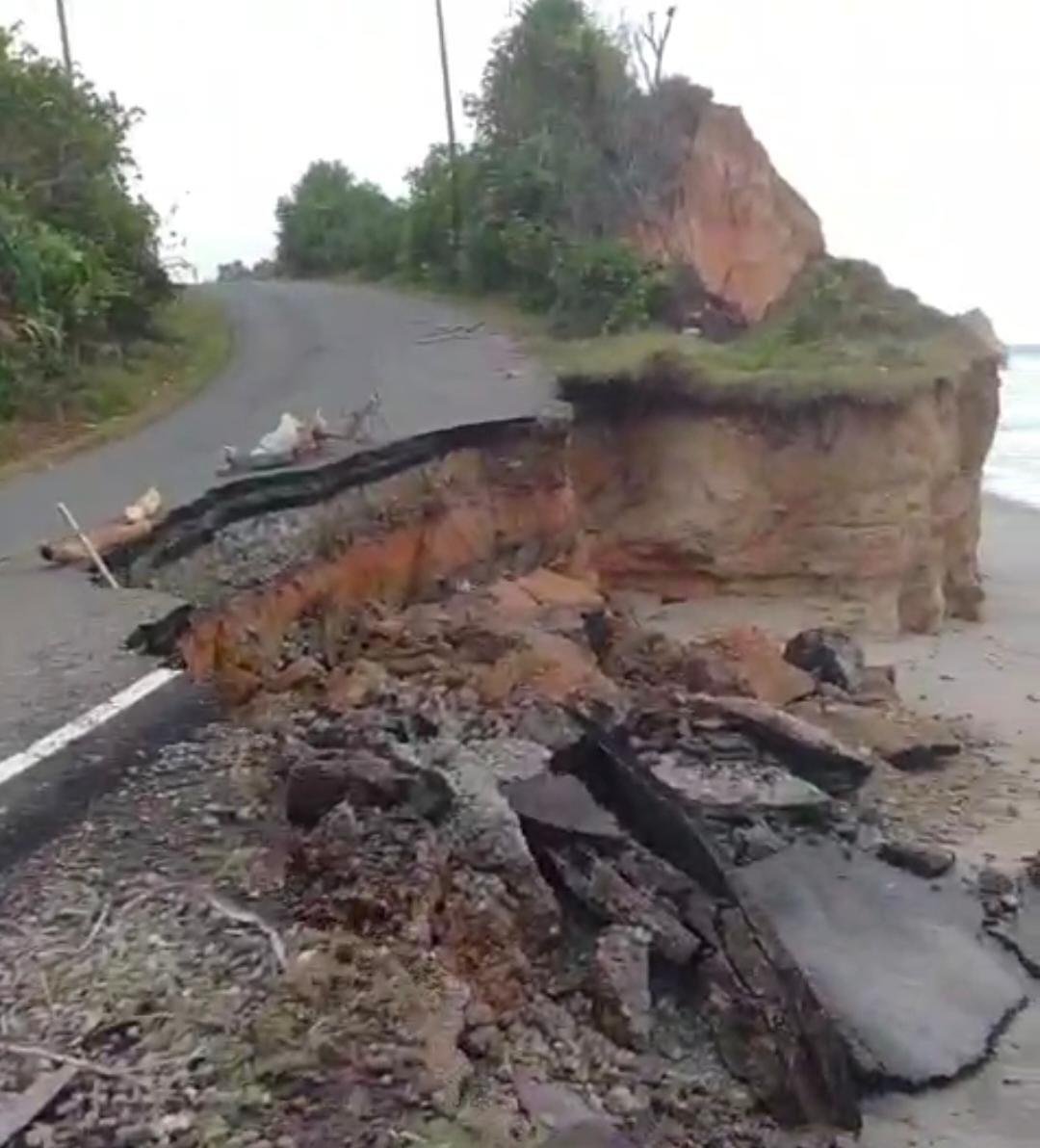 Eks jalan nasional ruas Urai-Ketahun di Bengkulu Utara ambrol akibat dampak dari ambrasi pantai yang ada di sekitarnya.(Foto/Ist)