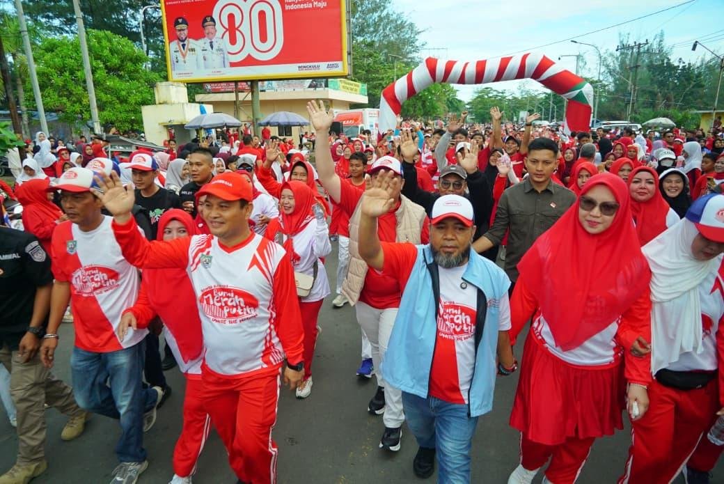 Sekda Bengkulu, Herwan Antoni, Gubernur Helmi Hasan dan istri mengikuti jalan sehat di kawasan Pantai Panjang, Kota Bengkulu, Minggu 31 Agustus pagi.(Foto/Ist)