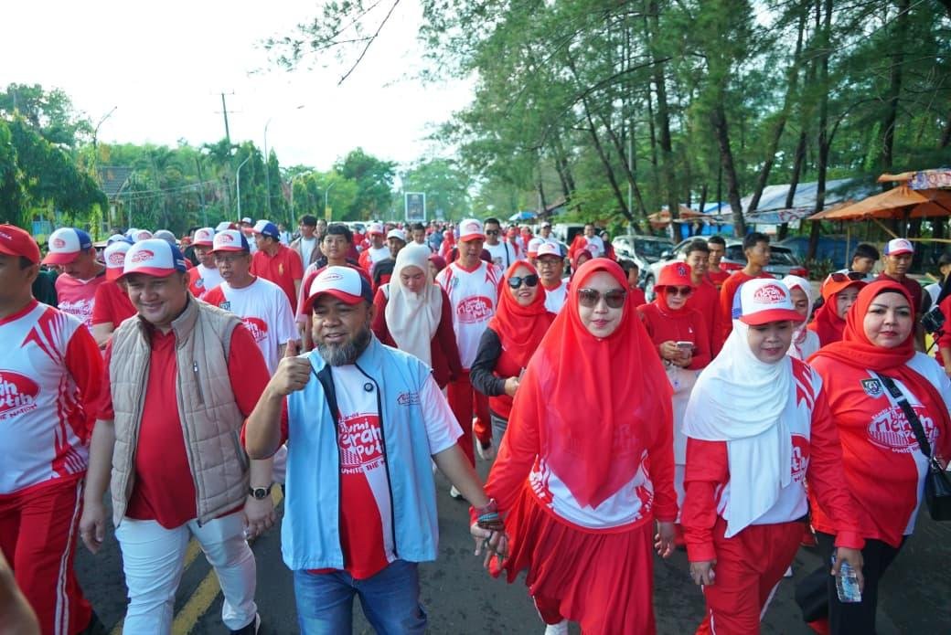 Jalan Sehat Jalan sehat di kawasan Pantai Panjang, Kota Bengkulu Diikuti ribuan peserta dari berbagai elemen masyarakat di daerah ini.(Foto/Ist)