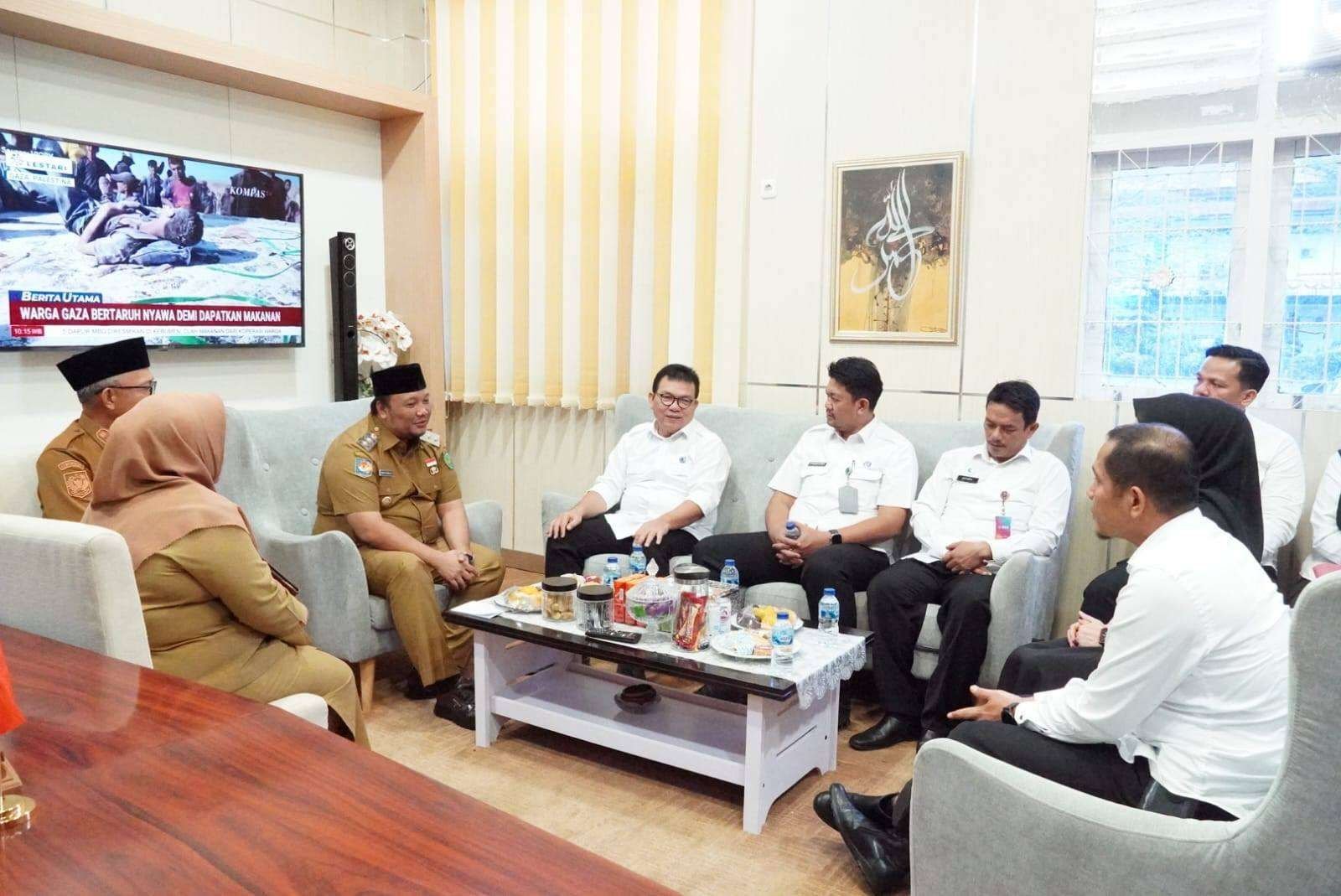 Wakil Wali Kota Bengkulu, Ronny Tobing didampingi Pj Sekda, Tony Elfian menerima kunjungan silaturahmi Kanwil Kemenkum HAM Sumsel wilayah kerja Bengkulu, Selasa 5 Agustus 2025.(Foto/Ist)