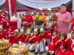 Kapolda dan Wali Kota Tanam Kelapa Wali Kota Bengkulu, Dedy Wahyudu dan Kapolda Bengkulu, Irjen Pol Mardiyono foto bersama pejabat dan masyarakat pada acara penanaman 10.000 bibit kelapa di Pantai Panjang, Kota Bengkulu, Senin 19 Agustus 2025.(Foto/Ist)