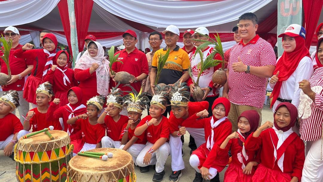 Wali Kota Bengkulu, Dedy Wahyudu dan Kapolda Bengkulu, Irjen Pol Mardiyono foto bersama pejabat dan masyarakat pada acara penanaman 10.000 bibit kelapa di Pantai Panjang, Kota Bengkulu, Senin 19 Agustus 2025.(Foto/Ist)