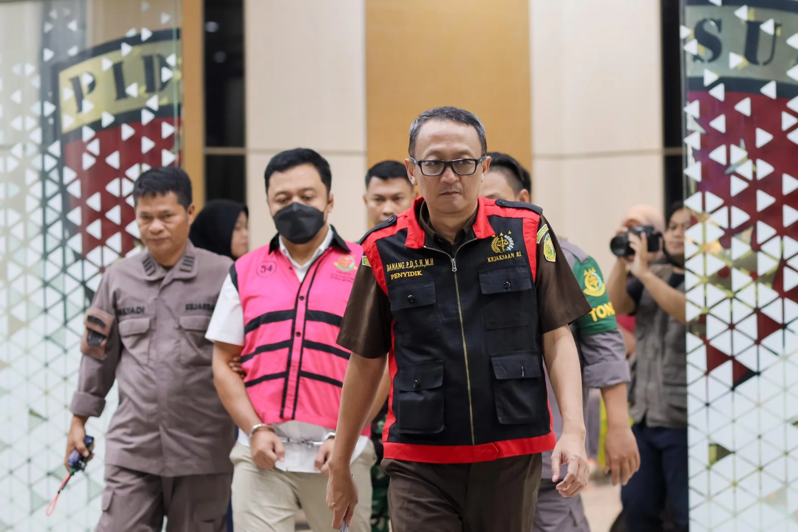 Kepala Seksi Penyidikan Pidsus, Kejati Bengkulu Danang Prasetyo mengawal salah satu tersangka kasus dugaan korupsi pertambangan batubara rugikan negara Rp 500 miliar.(Foto/Ist)