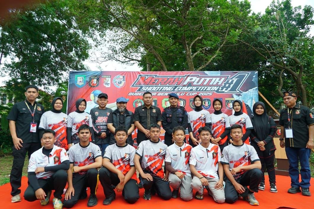 Kejuaraan Penembak Piala Gubernur Bengkulu Gubernur Bengkulu, Helmi Hasan foto bersama ketika membuka kejuaraan menembak yang dilaksanakan Perbakin setempat, Sabtu 30 Agustus 2025.(Foto/Ist)