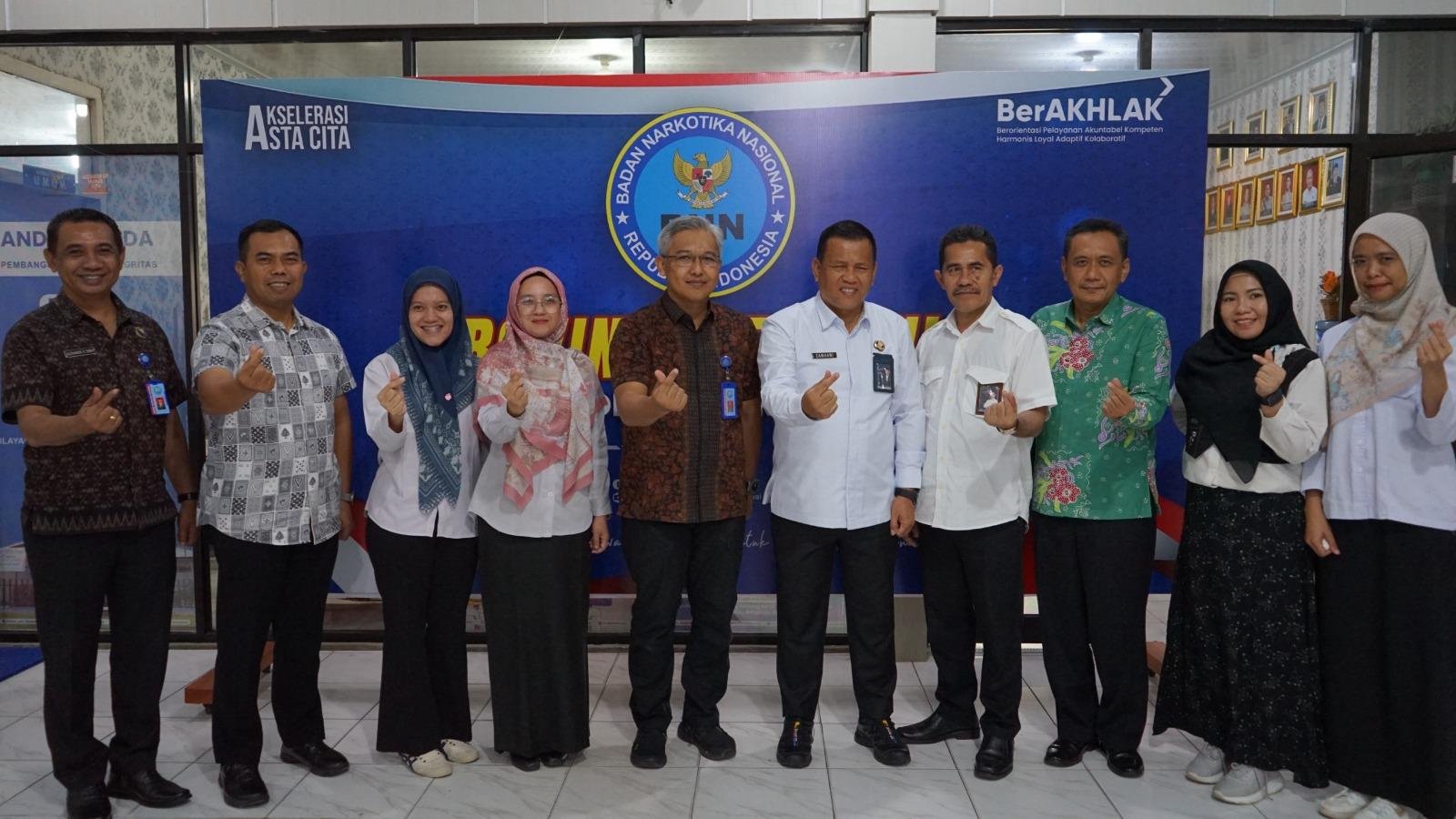 Kepala BNNP Bengkulu,Brigjen Pol Robi Karya Adi foto bersama usai beraudensi dengan Kepala BKKBN Bengkulu, Zamhari.(Foto/Ist)