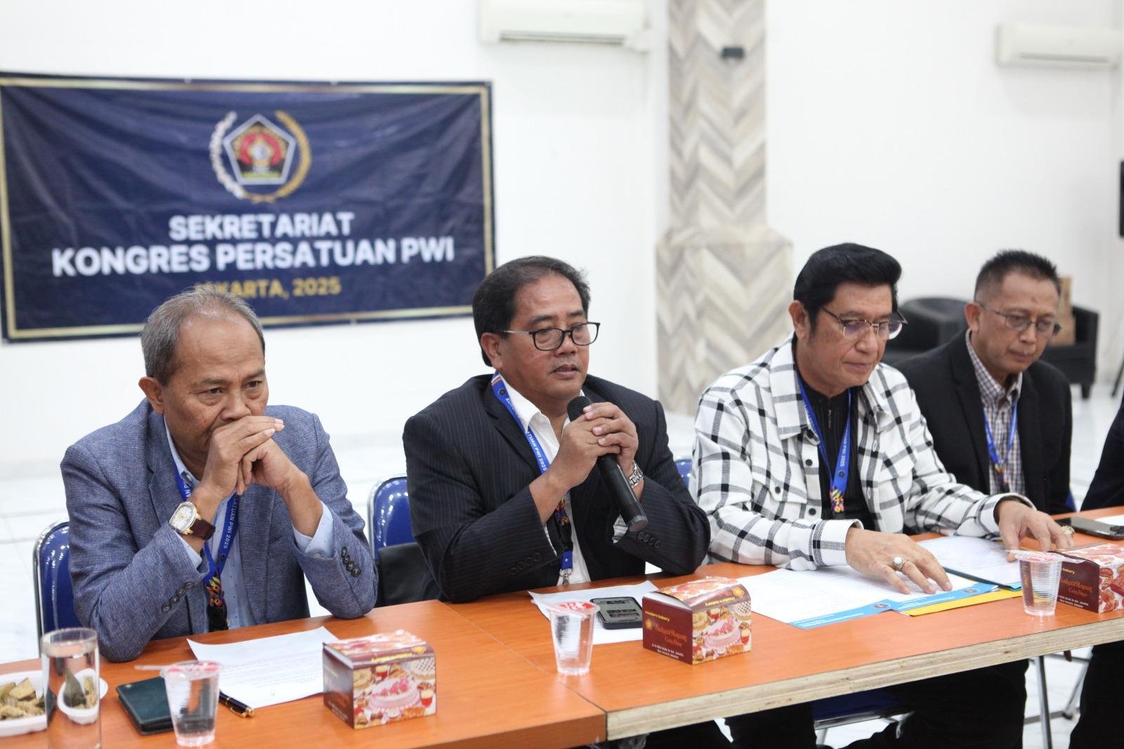 Kongres PWI Piusat Ketua OC Marthen Selamet Susanto (tengah), Wakil Ketua OC Raja Parlindungan Pane (kiri), dan Sekretaris OC Tb.Adhi (kanan) rapat persiapan pelaksanaan Kongres PWI Pusat.(Foto/Ist)
