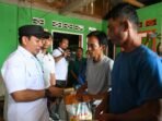 Korban kapal nelayan karam Wali Kota Bengkulu, Dedy Wahyudi memberikan bantuan bahan sembako kepada dua nelayan korban kapal karam akibat dihantam gelombang besar dan cuaca ekstrem.(Foto/Ist)