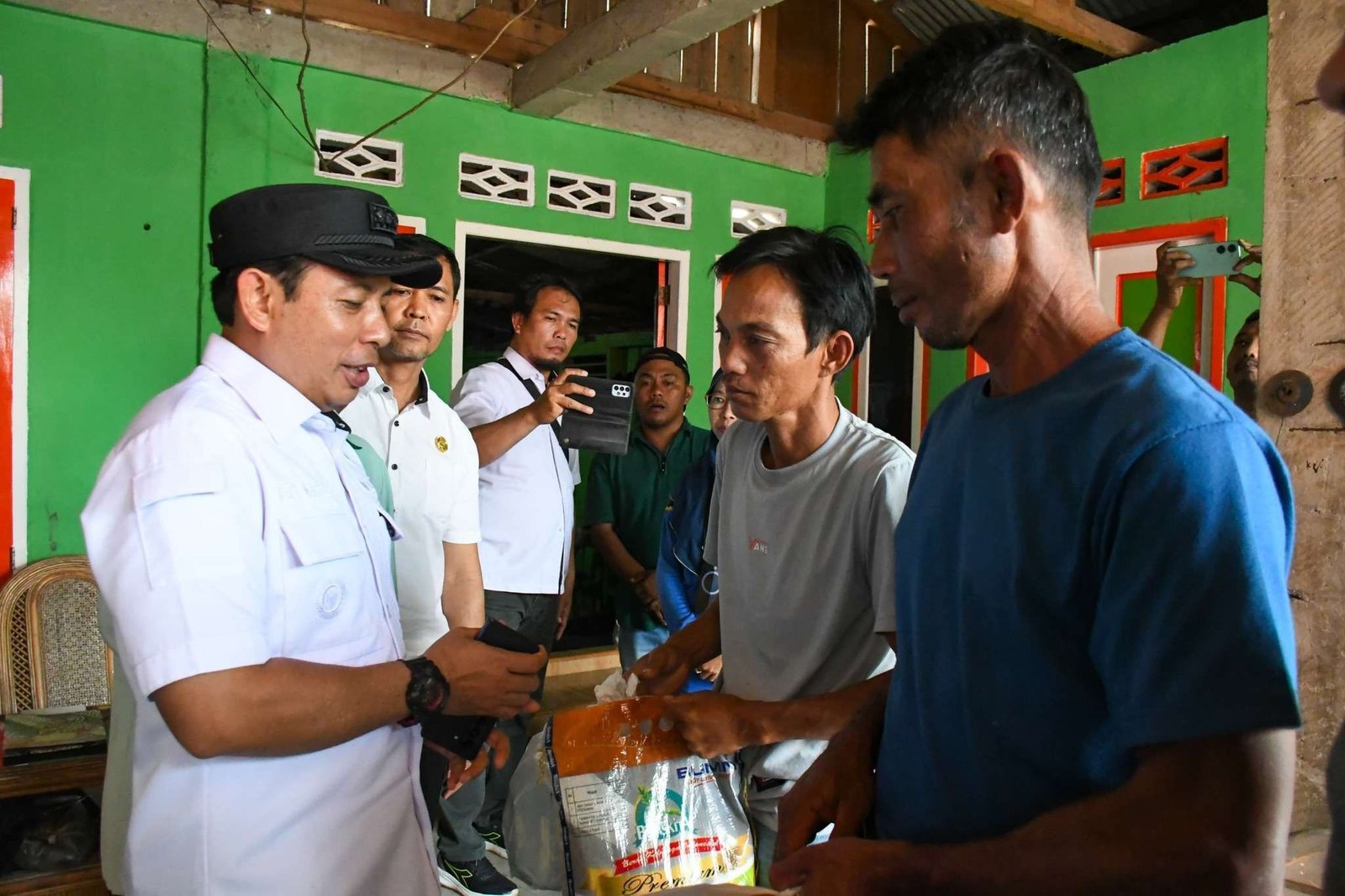 Wali Kota Bengkulu, Dedy Wahyudi memberikan bantuan bahan sembako kepada dua nelayan korban kapal karam akibat dihantam gelombang besar dan cuaca ekstrem.(Foto/Ist)