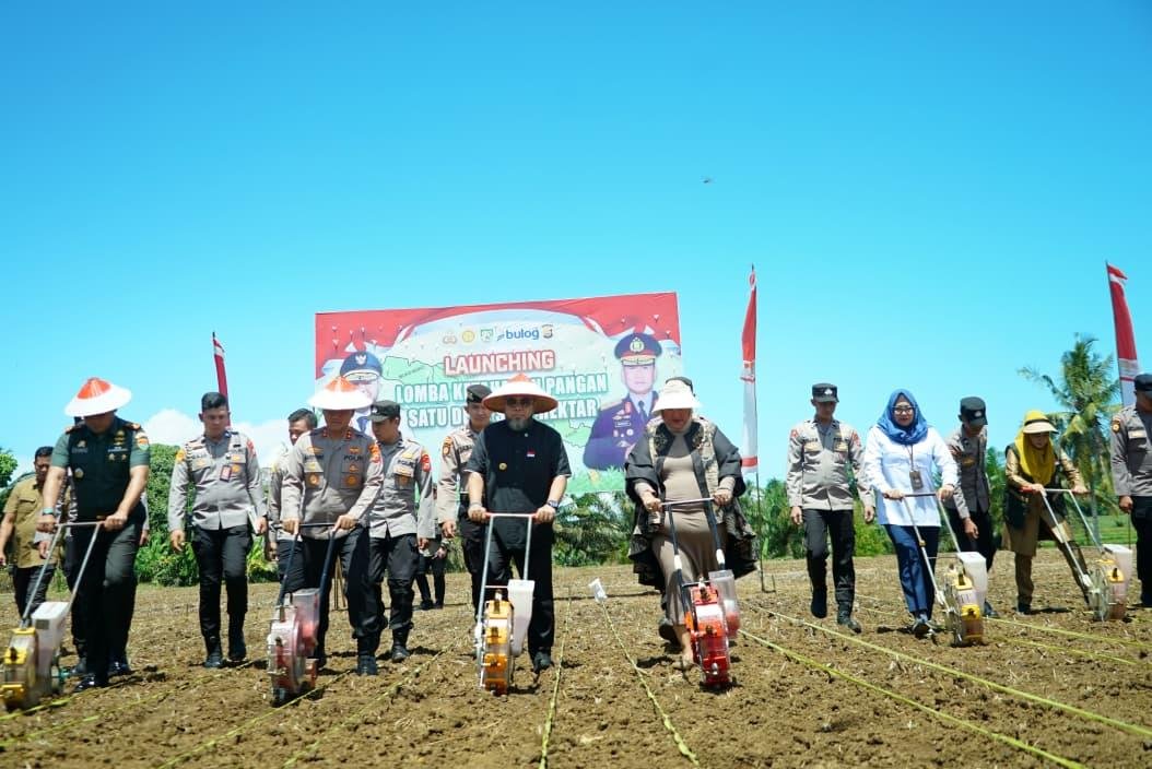 Lomba Ketahanan Pangan Desa Gubernur Bengkulu, Helmi Hasan melaunching lomba ketahangan pangan desa di Desa Tangga Batu, Kabupaten Seluma, Senin 25 Agustus 2025.(Foto/Ist)