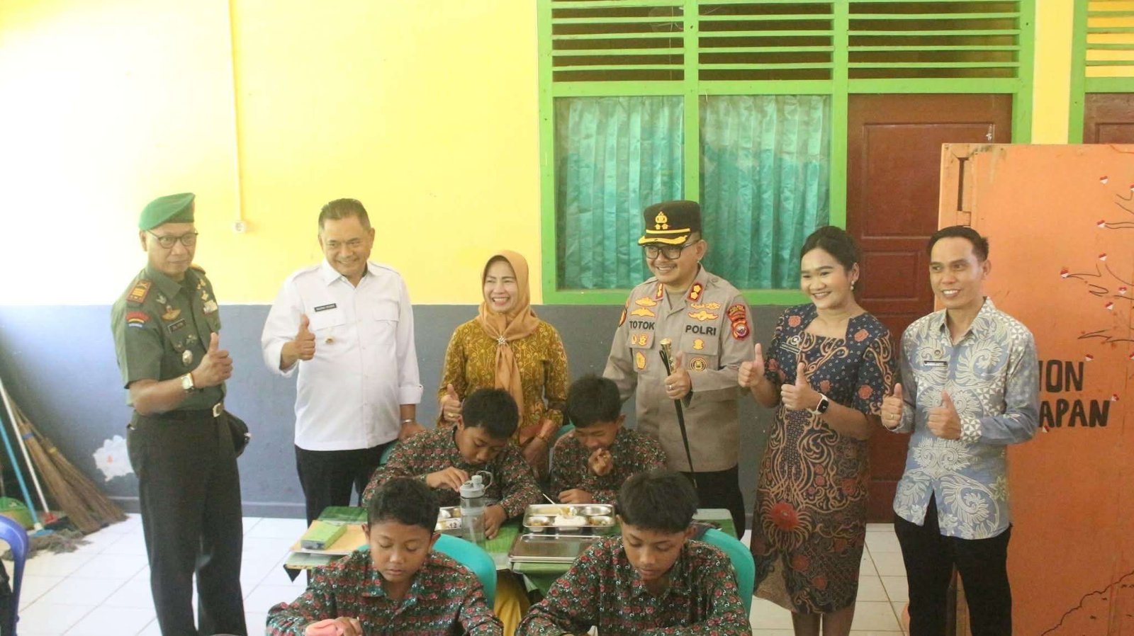 MBG di SMPN Pondok Kelapa, Benteng Bupati Bengkulu Tengah, Rachmat Riyanto foto bersama usai meresmikan program MBG di sMPN I Pondok Kelapa, Rabu 20 Agustus 2025.(Foto/Ist)